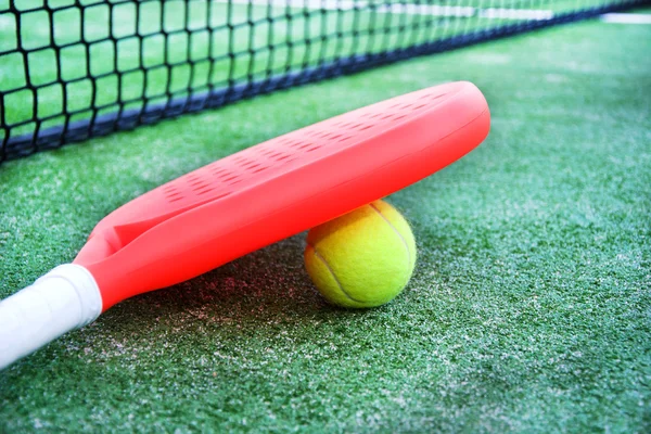 Paddel tennisracket och boll i paddel tennis fält — Stockfoto