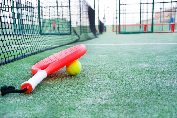 Raqueta de pádel y pelota en pista de pádel —  Fotos de Stock