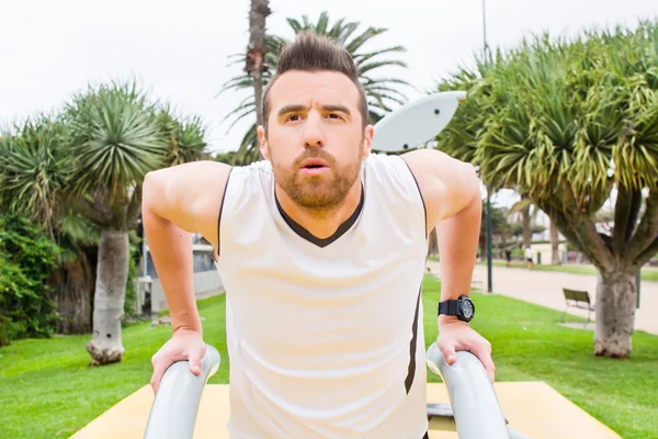 Man exercising in the park — Stock Photo, Image
