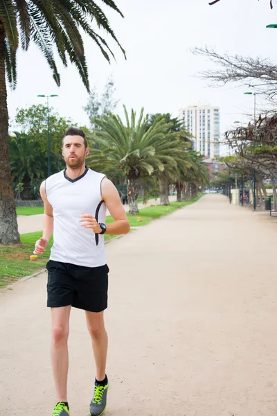 Homem fazendo correr no parque — Fotografia de Stock