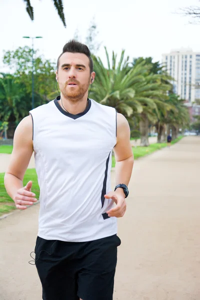 Homem fazendo correr no parque — Fotografia de Stock