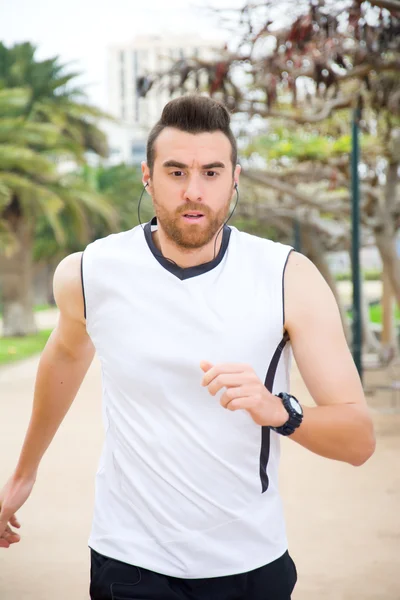 Homem fazendo correr no parque — Fotografia de Stock