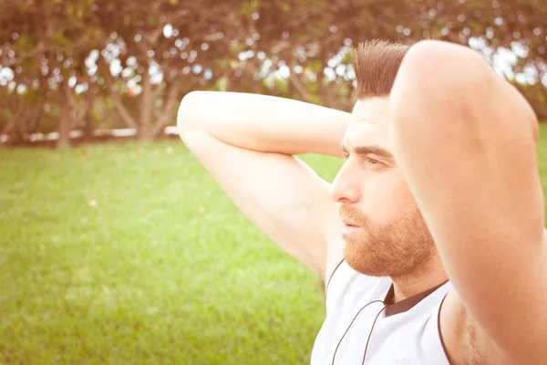 Man gör sit-ups i parken — Stockfoto