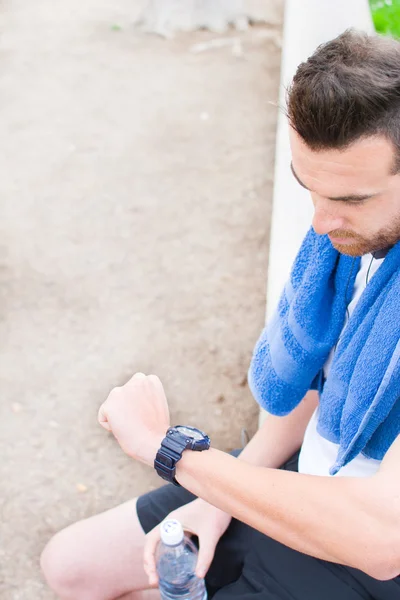 Mann rennt und beobachtet Uhr im Park — Stockfoto