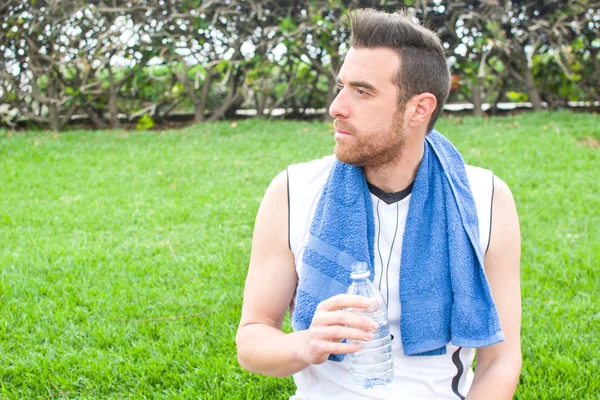 Человек пьет воду после тренировки — стоковое фото