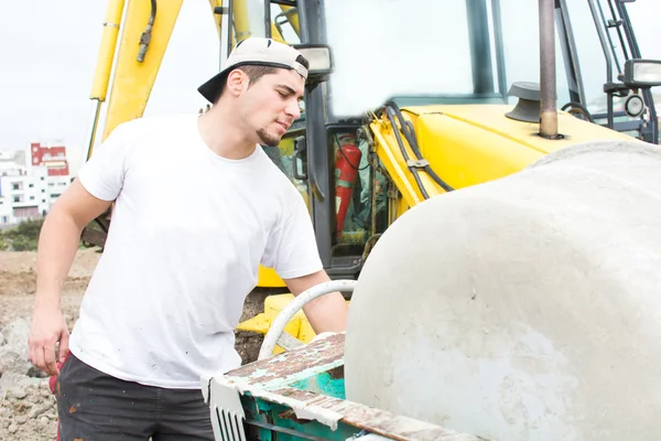 Hombre trabajando en una obra de construcción — Foto de Stock