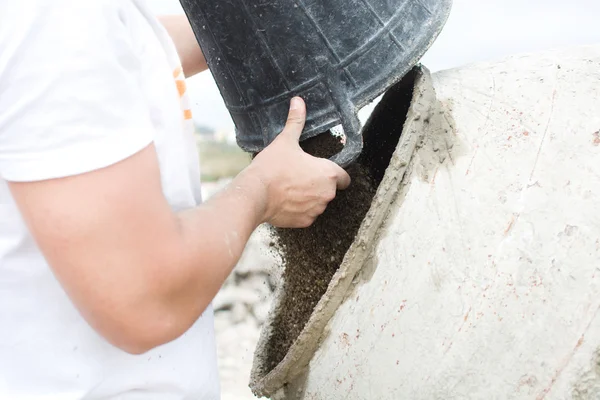 Homem trabalhando em um canteiro de obras — Fotografia de Stock