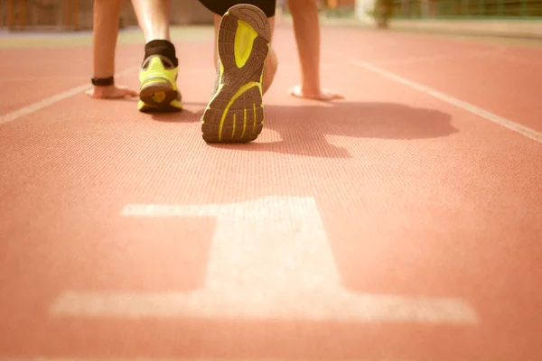 Hombre listo para correr en la pista — Foto de Stock