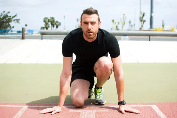 Man ready to run on the track — Stock Photo, Image