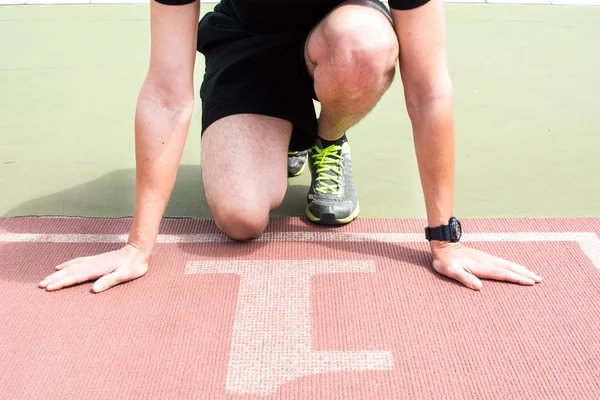 Man ready to run on the track — Stock Photo, Image