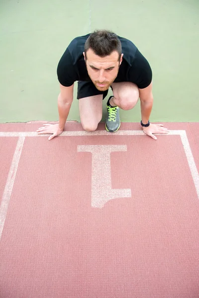 Man ready to run on the track — Stock Photo, Image