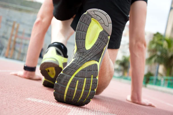 Homem pronto para correr na pista — Fotografia de Stock