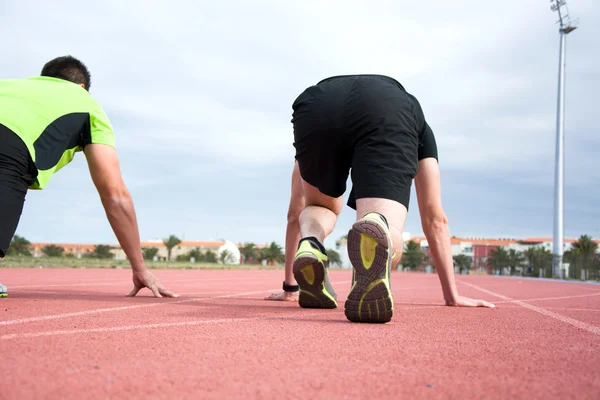 Lopers aan het begin van de track — Stockfoto