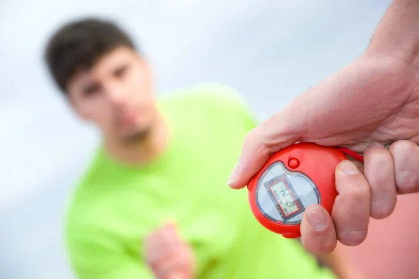 Läufer und Timer in der Laufbahn — Stockfoto