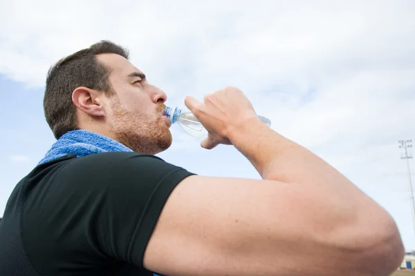 Mann trinkt Wasser nach Übung — Stockfoto