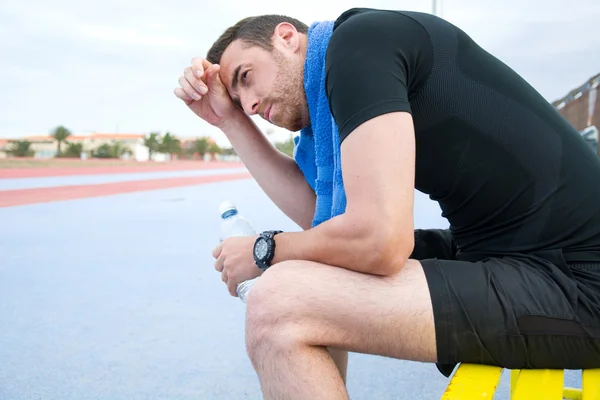 Man drinking water after exercise practice — Stock Photo, Image