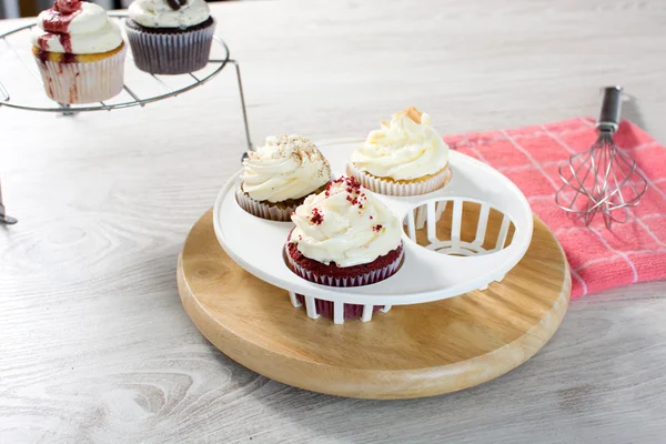 Preparing cupcakes in the kitchen — Stock Photo, Image