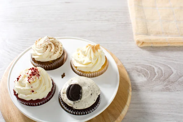 Preparando cupcakes na cozinha — Fotografia de Stock