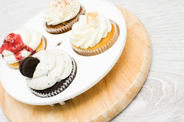 Preparing cupcakes in the kitchen — Stock Photo, Image