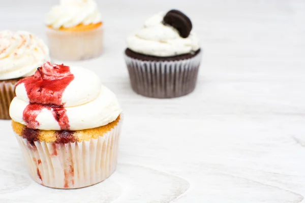 Förbereda cupcakes i köket — Stockfoto