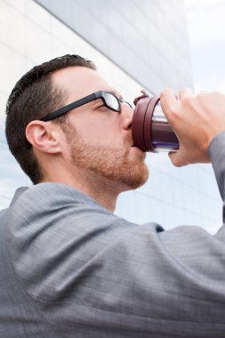 İş adamı kahve içiyor.