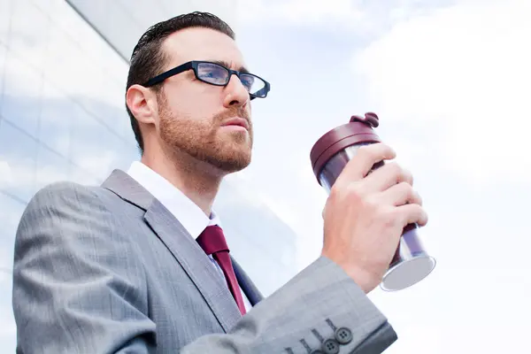 Zakenman die koffie drinkt — Stockfoto