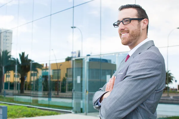 Zakenman met wapens gekruist — Stockfoto