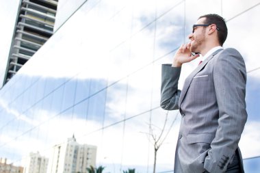 İş adamı cep telefonuyla konuşuyor.