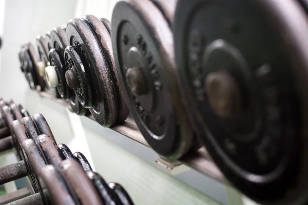 Pesas en el gimnasio —  Fotos de Stock