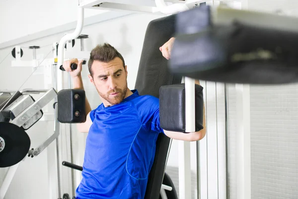 Mann im Fitnessstudio — Stockfoto