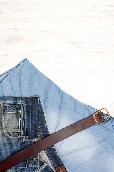 Vestiti di jeans su legno — Foto Stock