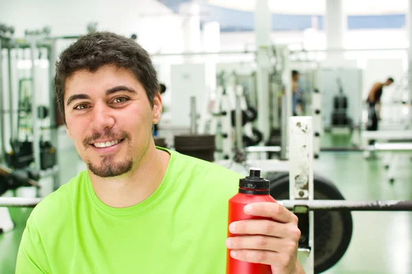 Hombre agua potable en el gimnasio —  Fotos de Stock