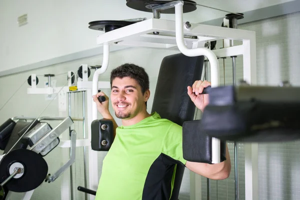 Mann im Fitnessstudio — Stockfoto