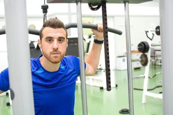 Hombre en el gimnasio —  Fotos de Stock