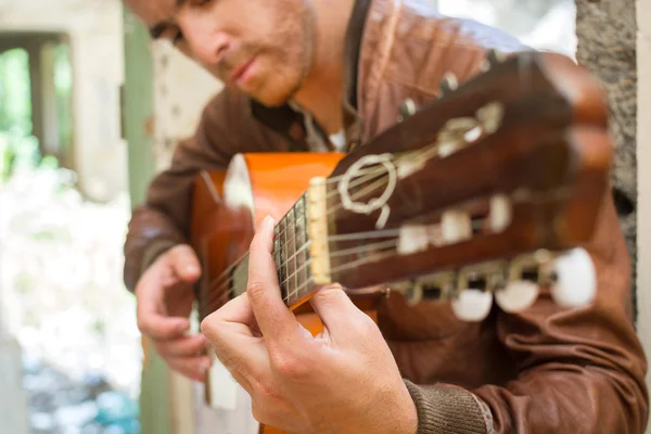 Man met de gitaar. stedelijke stijl — Stockfoto