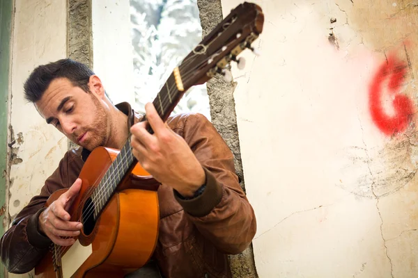 Man met de gitaar. stedelijke stijl — Stockfoto