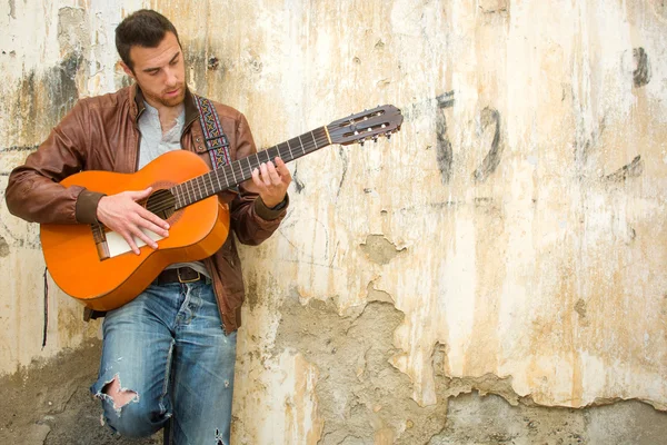 Muž s kytarou. městský styl — Stock fotografie