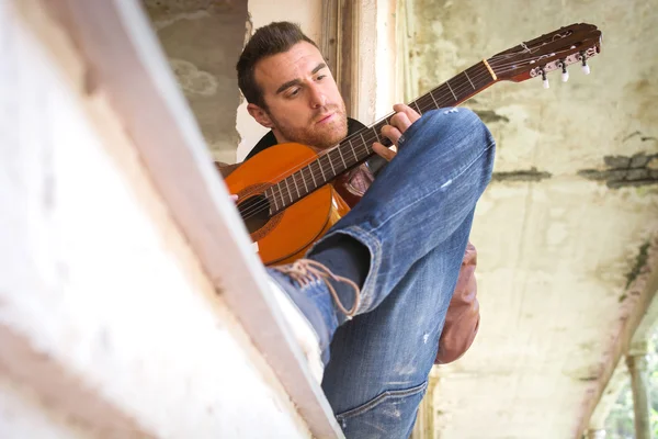 Man met de gitaar. stedelijke stijl — Stockfoto