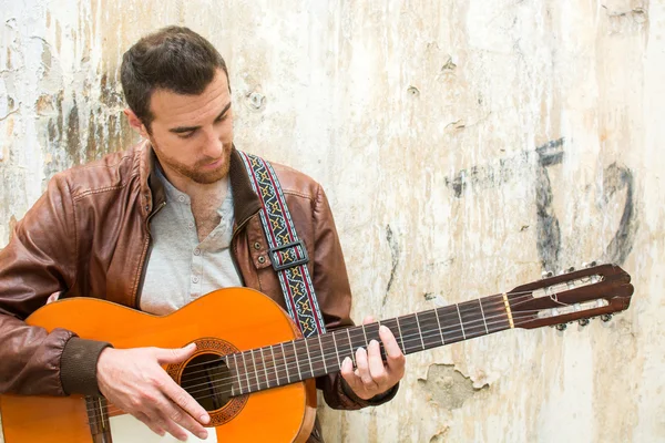 Man with guitar. urban style — Stock Photo, Image