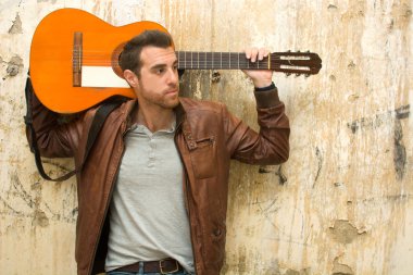 Sokakta gitar çalan adam.