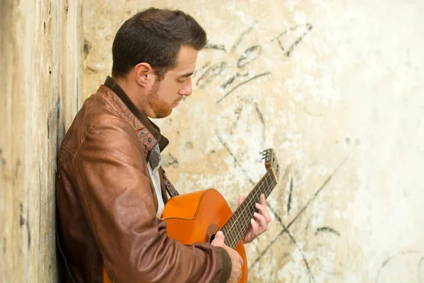 Man die gitaar speelt op straat — Stockfoto