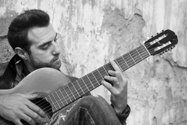 Man playing guitar in the street — Stock Photo, Image