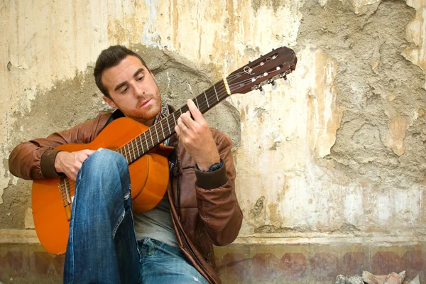 Man die gitaar speelt op straat — Stockfoto