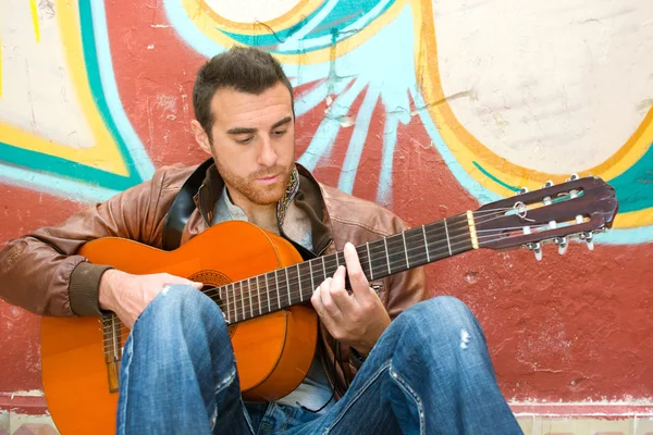 男人在街上弹吉他 — 图库照片