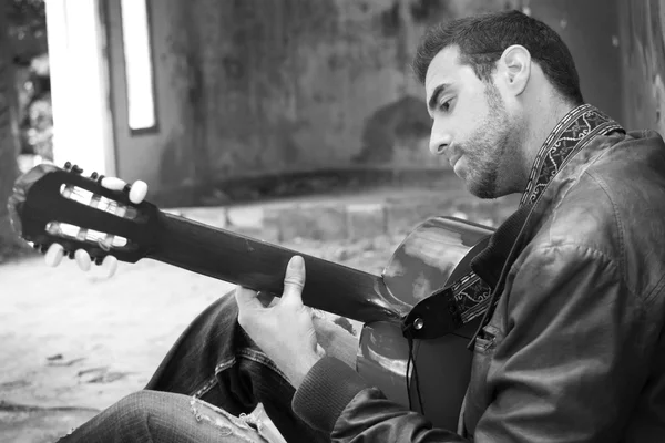 Man die gitaar speelt op straat — Stockfoto