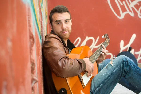 Uomo che suona la chitarra per strada — Foto Stock