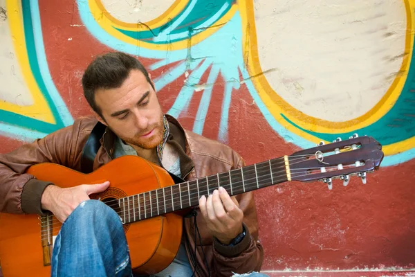 Man die gitaar speelt op straat — Stockfoto