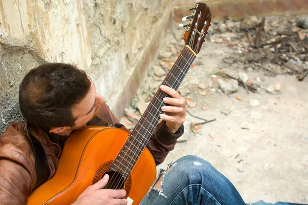 Man playing guitar in the street — Stock Photo, Image