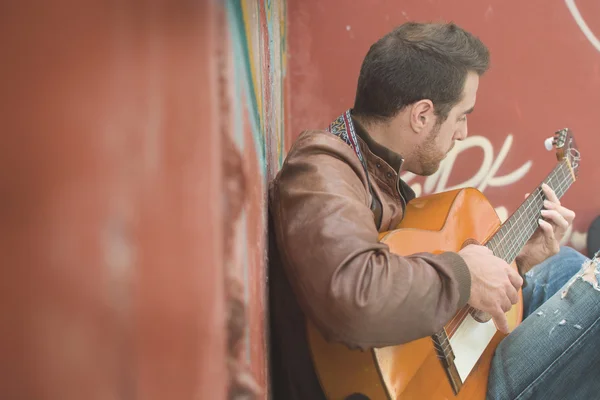 Man playing guitar in the street — Stock Photo, Image