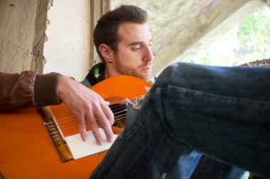 gitar olan adam. kentsel tarzı